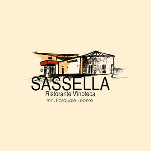 Logo des Sassella Ristorante Vinoteca mit stilisiertem Gebäude und Schriftzug.
