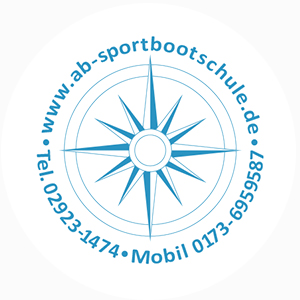 Logo der AB Sportbootschule mit einem Kompass und Kontaktinformationen.
