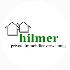 Logo der Hilmer private Immobilienverwaltung mit zwei stilisierten Häusern und dem Schriftzug 'hilmer'.