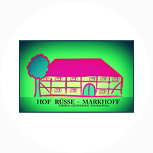 Logo von Hof Rüsse Markhoff mit einem stilisierten Gebäude und Baum in pink und grün.