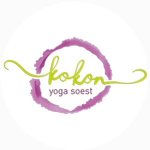 Logo von Kokon Yoga Soest mit lila und grüner Schrift in einem runden Design.