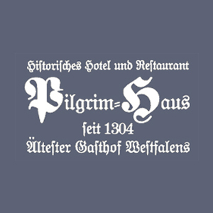 Schild des Pilgrim-Hauses mit dem Text 'Historisches Hotel und Restaurant Pilgrim-Haus seit 1304'.